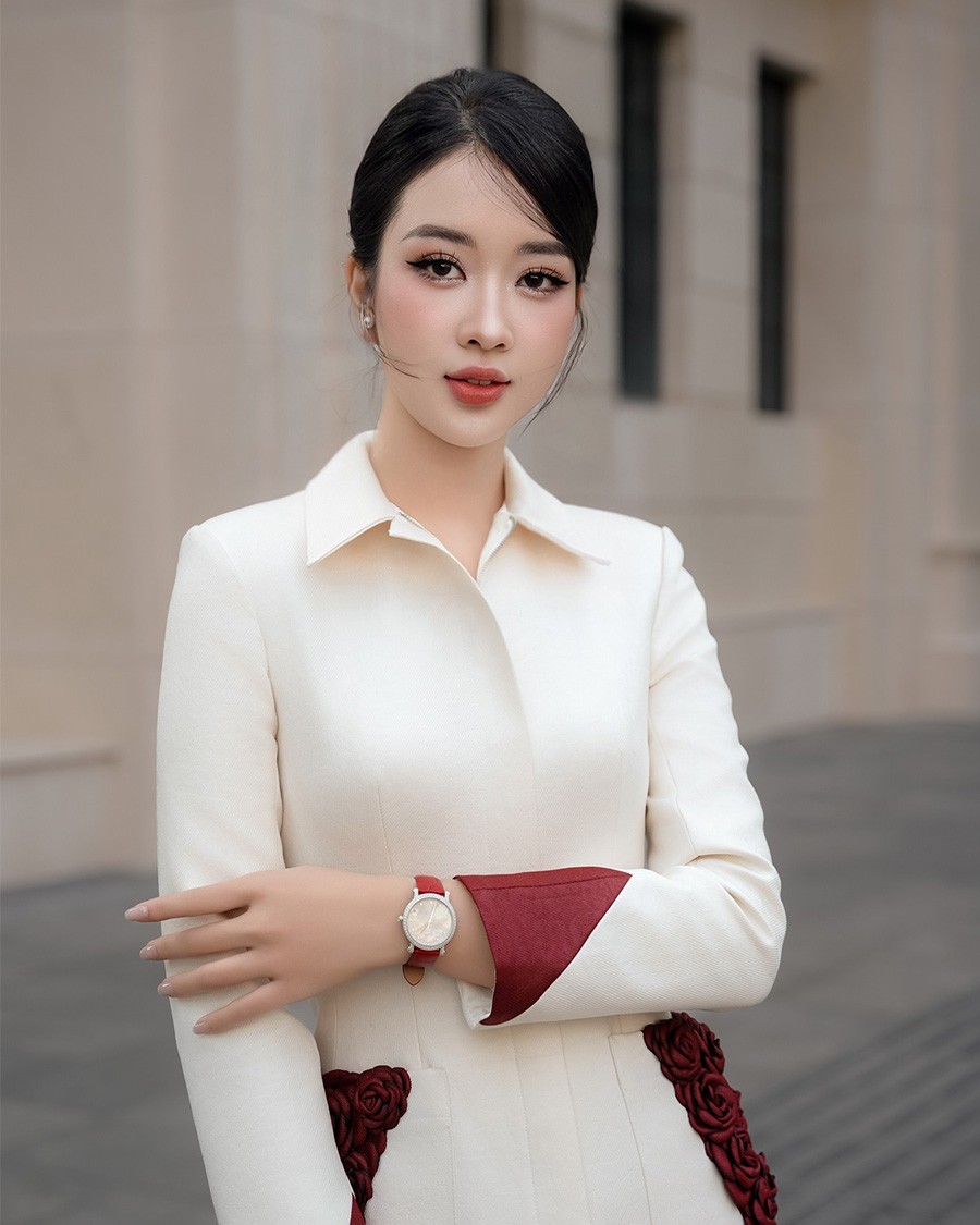 Người mẫu đeo Saga 1