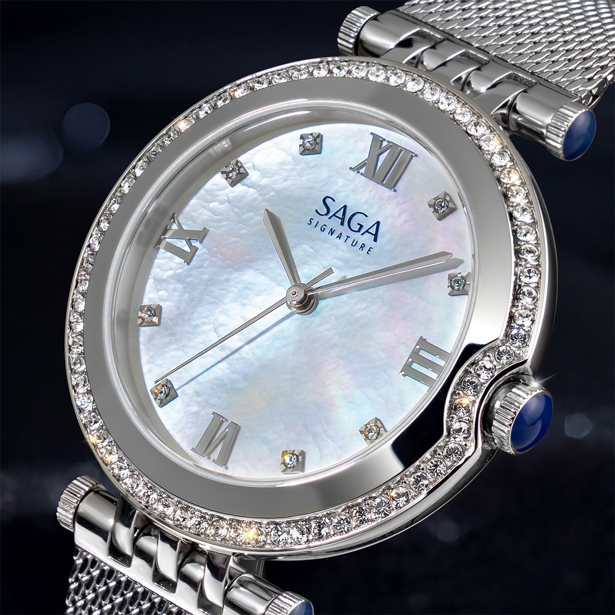 Saga Signature 53458-SVMWSW-2L – Mặt Số 36mm, xà cừ, đính đá, dây lưới 6 Cận cảnh mặt số Saga 53458-SVMWSW-2L