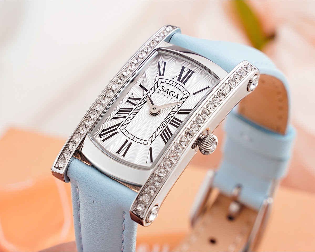 Saga Stella Rectangle 71836-SVWHBL-2 – Nữ – Kính Cứng – Quartz (Pin) – Mặt Số 20x37mm, Đá Swarovski, Chống Nước 3ATM 17 Cận cảnh mặt số Saga 71836-SVWHBL-2