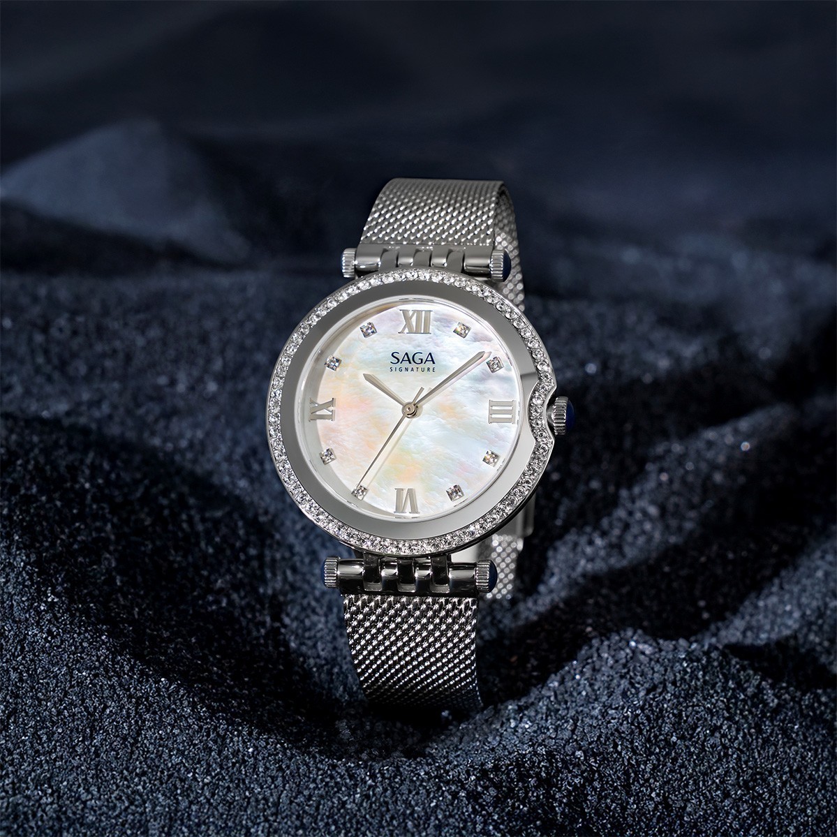 Saga Signature 53458-SVMWSW-2L – Mặt Số 36mm, xà cừ, đính đá, dây lưới 7 Saga 53458-SVMWSW-2L nổi bật với dây Milanese thanh lịch