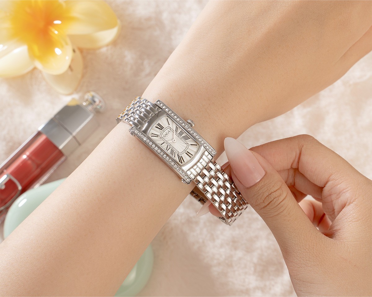 Saga Stella Rectangle 71836-SVSVSV-2 – Nữ – Kính Cứng – Quartz (Pin) – Mặt Số 20x37mm, Đá Swarovski, Chống Nước 3ATM 10 Cận cảnh chiếc đồng hồ Saga 71836-SVSVSV-2