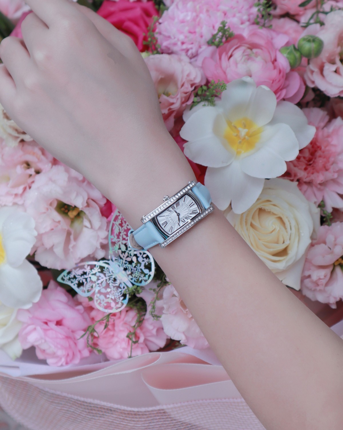 Saga Stella Rectangle 71836-SVWHBL-2 – Nữ – Kính Cứng – Quartz (Pin) – Mặt Số 20x37mm, Đá Swarovski, Chống Nước 3ATM 18 Saga 71836-SVWHBL-2 ôm trọn cổ tay