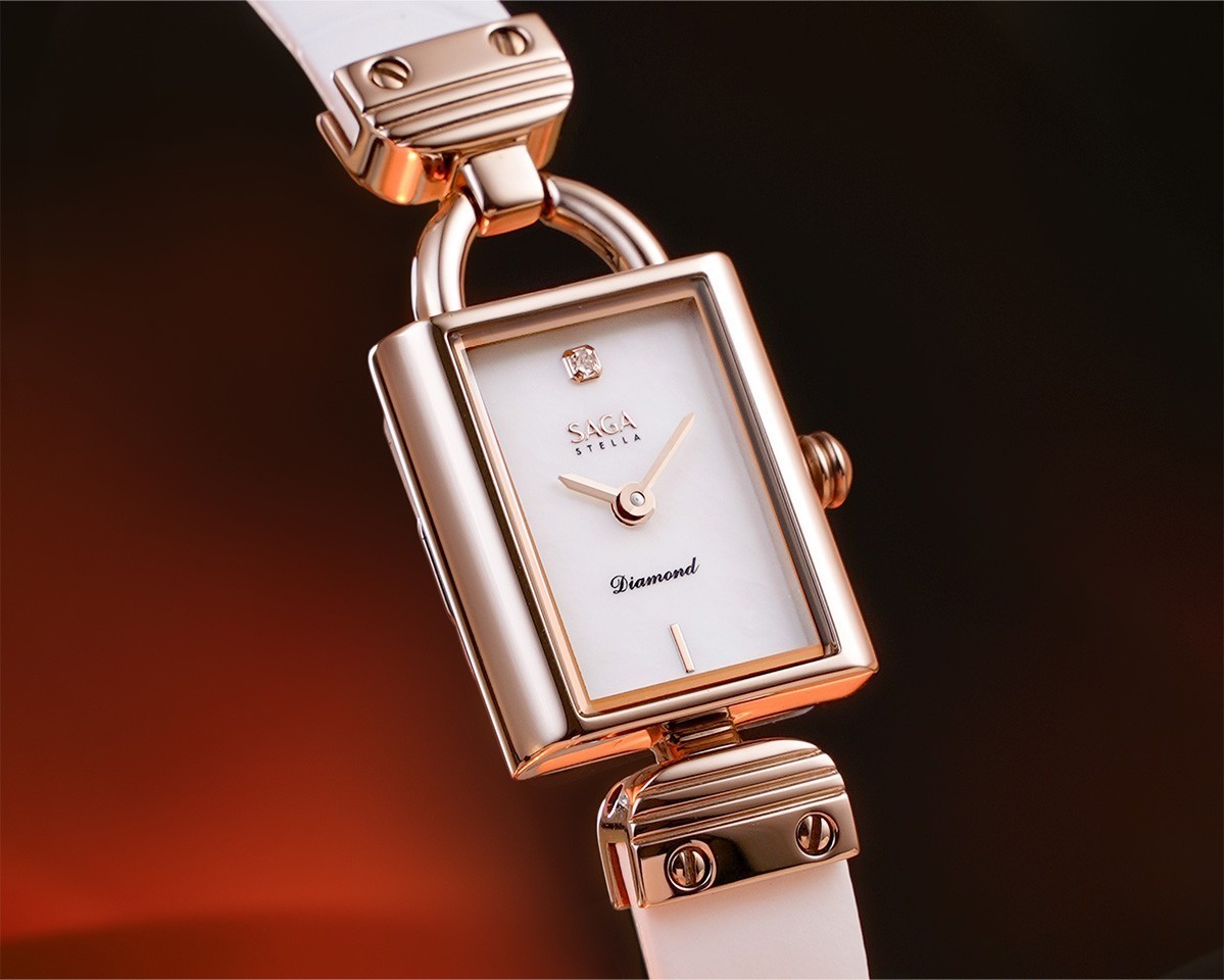 Saga MOP Diamonds 71936-CGMWWH-2A – Nữ – Kính cứng – Quartz (pin) – Kim cương thật vị trí 12 giờ – Dây da cá sấu – Khảm xà cừ 9 Cận cảnh mặt số Saga 71936-CGMWWH-2A