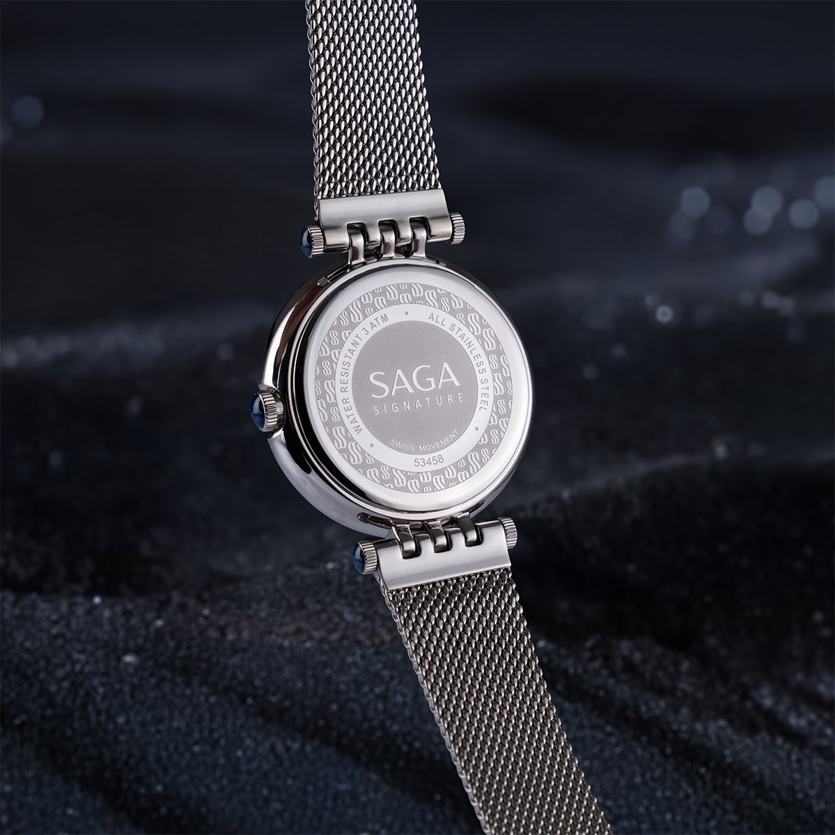 Saga Signature 53458-SVMWSW-2L – Mặt Số 36mm, xà cừ, đính đá, dây lưới 8 Mặt sau Saga 53458-SVMWSW-2L