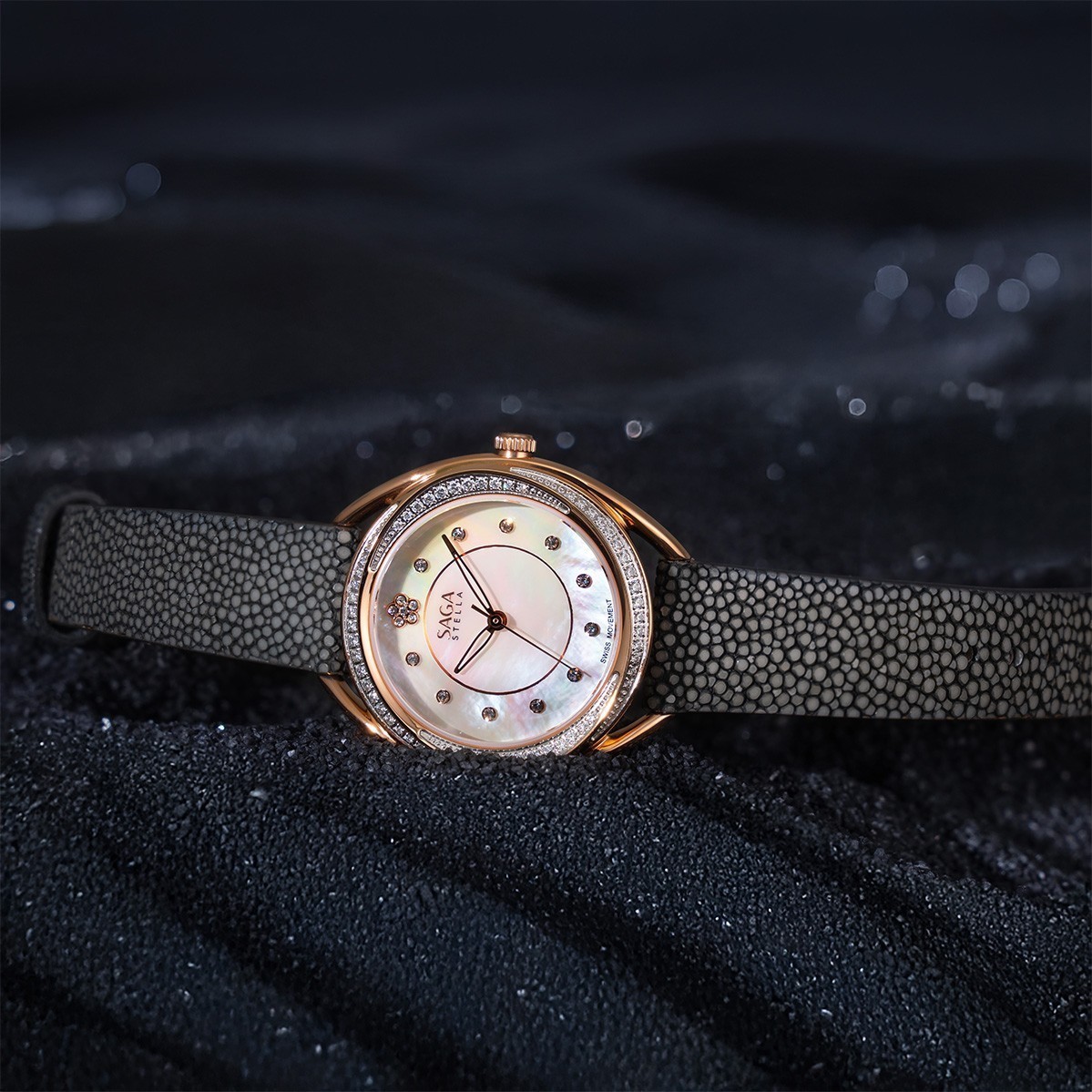 Saga Stella 53628-RGMGGE-2 – Nữ – Quartz (Pin) – Mặt Số 33mm, Đính Đá Swarovski, Khảm Xà Cừ 10 Saga Stella 53628-RGMGGE-2 với dây da cá đuối họa tiết "con mắt trắng" độc đáo