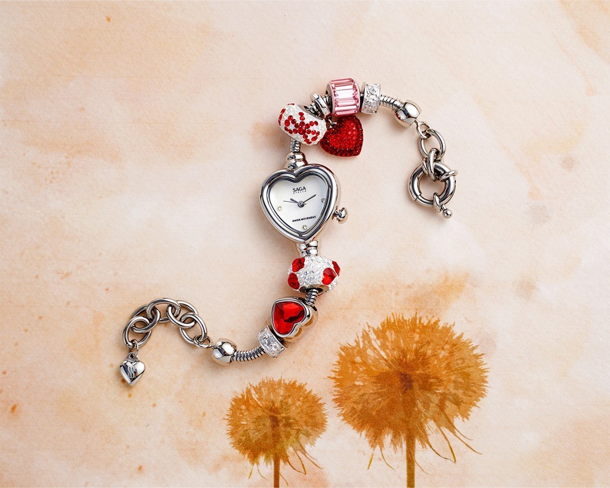 Saga Charm 71825-SVMWSV-7 – Mặt số trái tim, đính đá, charm đỏ 6 Dây đeo kiểu vòng tay của Saga 71825-SVMWSV-7