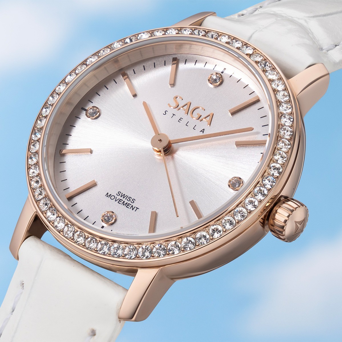 Saga Stella Chance 53578-LGSVWH-2 – Mặt số 35mm, đính đá, dây da dập nổi vân cá sấu 8 Cận cảnh mặt số Saga 53578-LGSVWH-2