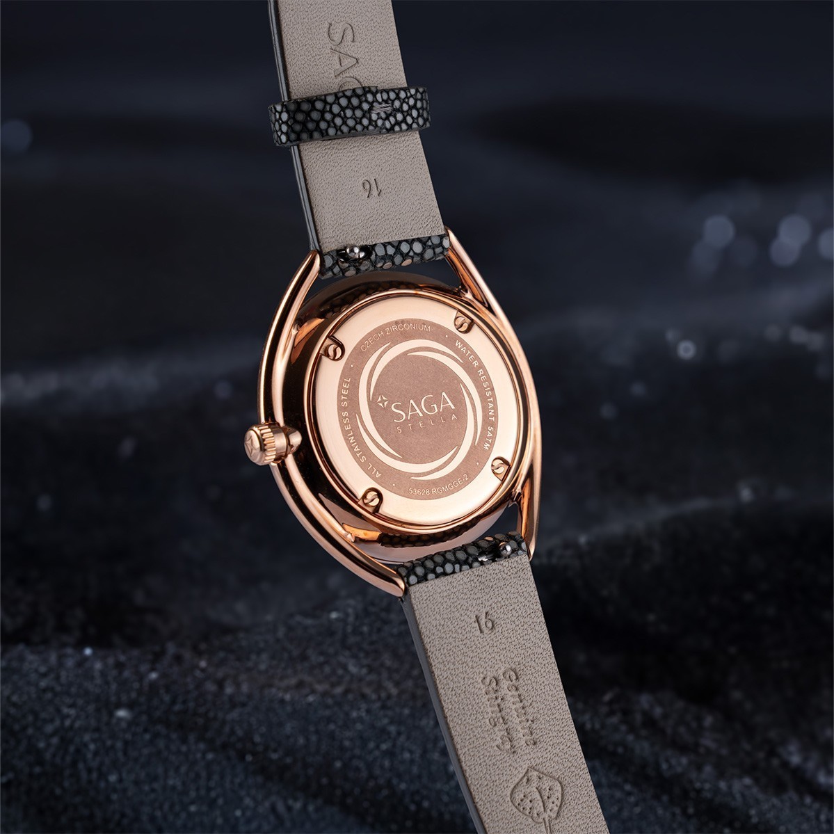Saga Stella 53628-RGMGGE-2 – Nữ – Quartz (Pin) – Mặt Số 33mm, Đính Đá Swarovski, Khảm Xà Cừ 12 Mặt sau đồng hồ Saga Stella 53628-RGMGGE-2