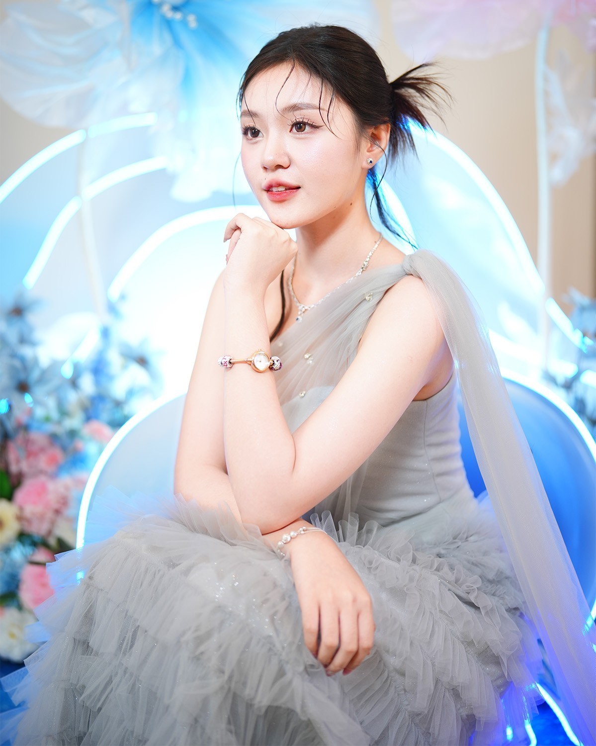 Nàng Khánh Như đeo Saga Charm 53229-RGMWRG-7 - ảnh 1