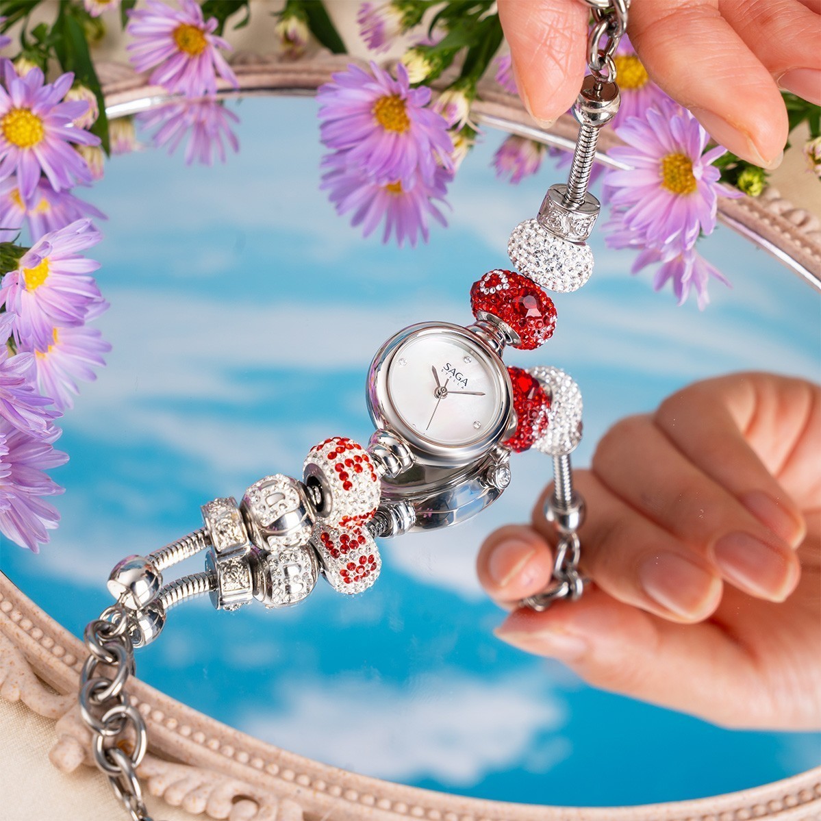 Saga Charm 53229-SVMWSV-9 – Mặt Số 20mm, Đính đá Swarovski, xà cừ, charm đỏ 4 Bộ charm Gorgeous của đồng hồ nữ Saga 53229-SVMWSV-9