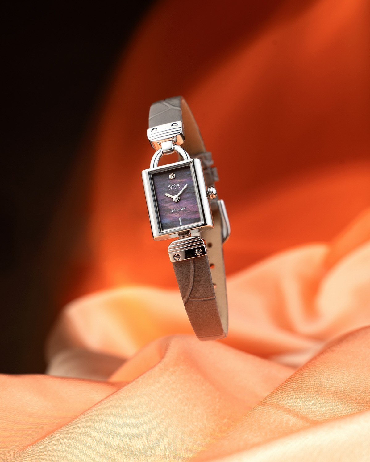 Saga MOP Diamonds 71936-SVGEGE-2A – Nữ – Kính cứng – Quartz (pin) – Kim cương thật vị trí 12 giờ – Dây da cá sấu – Khảm xà cừ 5 Mặt số Saga 71936-SVGEGE-2A khảm xà cừ