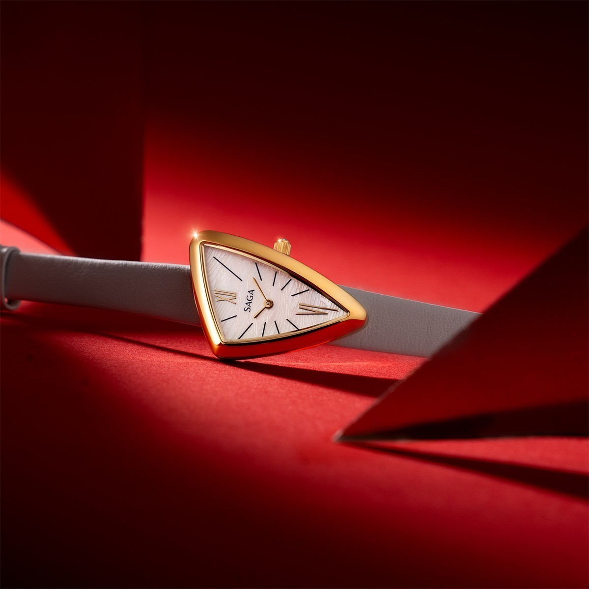 Saga Triangle 80746-GPMWWH-2 – Mặt số tam giác, Xà cừ, Chống nước 3ATM 6 Dáng tam giác ở góc nghiêng của Saga 80746-GPMWWH-2