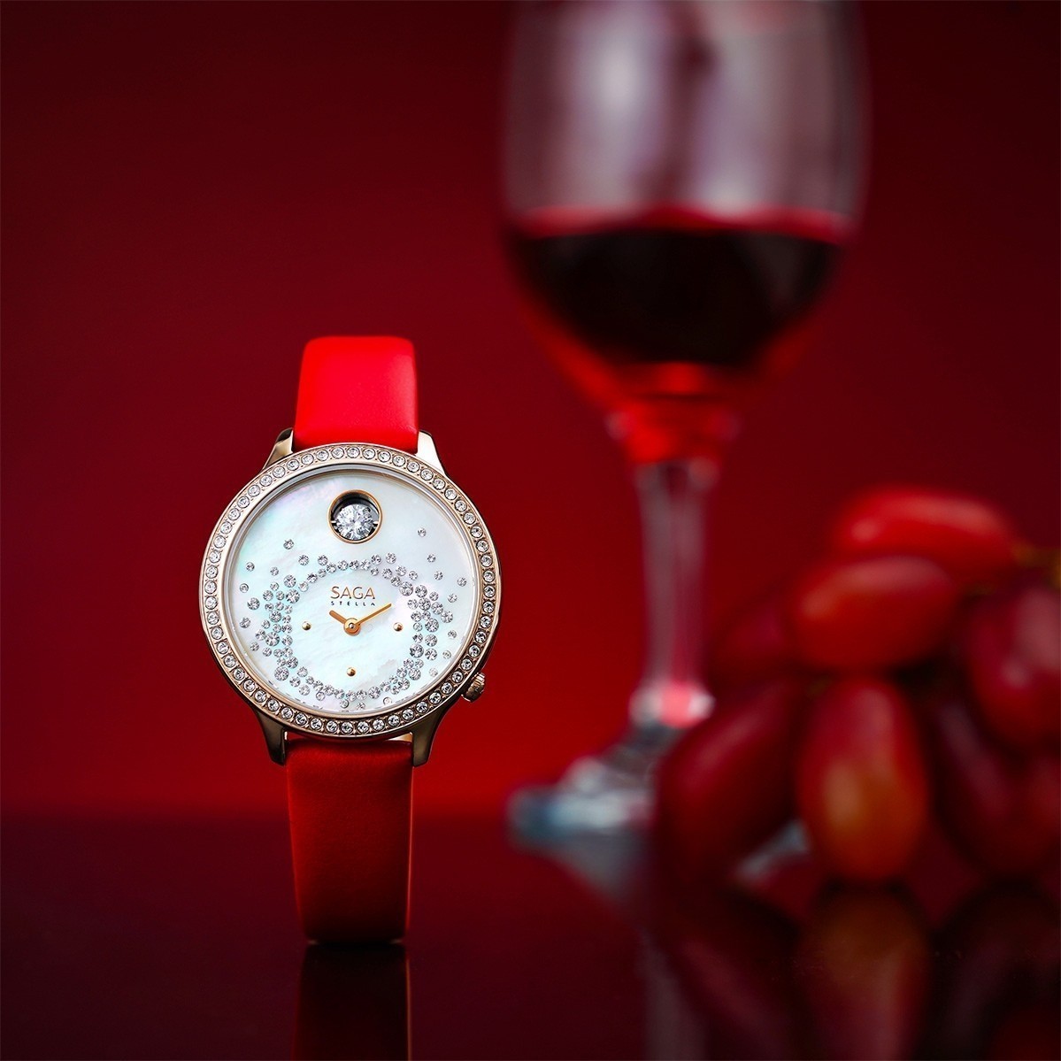 Saga Dancing Heart 53766-RGMWRD-2 – Mặt số 34mm, đính đá, dây da đỏ, mạ vàng hồng 7 Đồng hồ đính đá Saga 53766-RGMWRD-2 mặt xà cừ