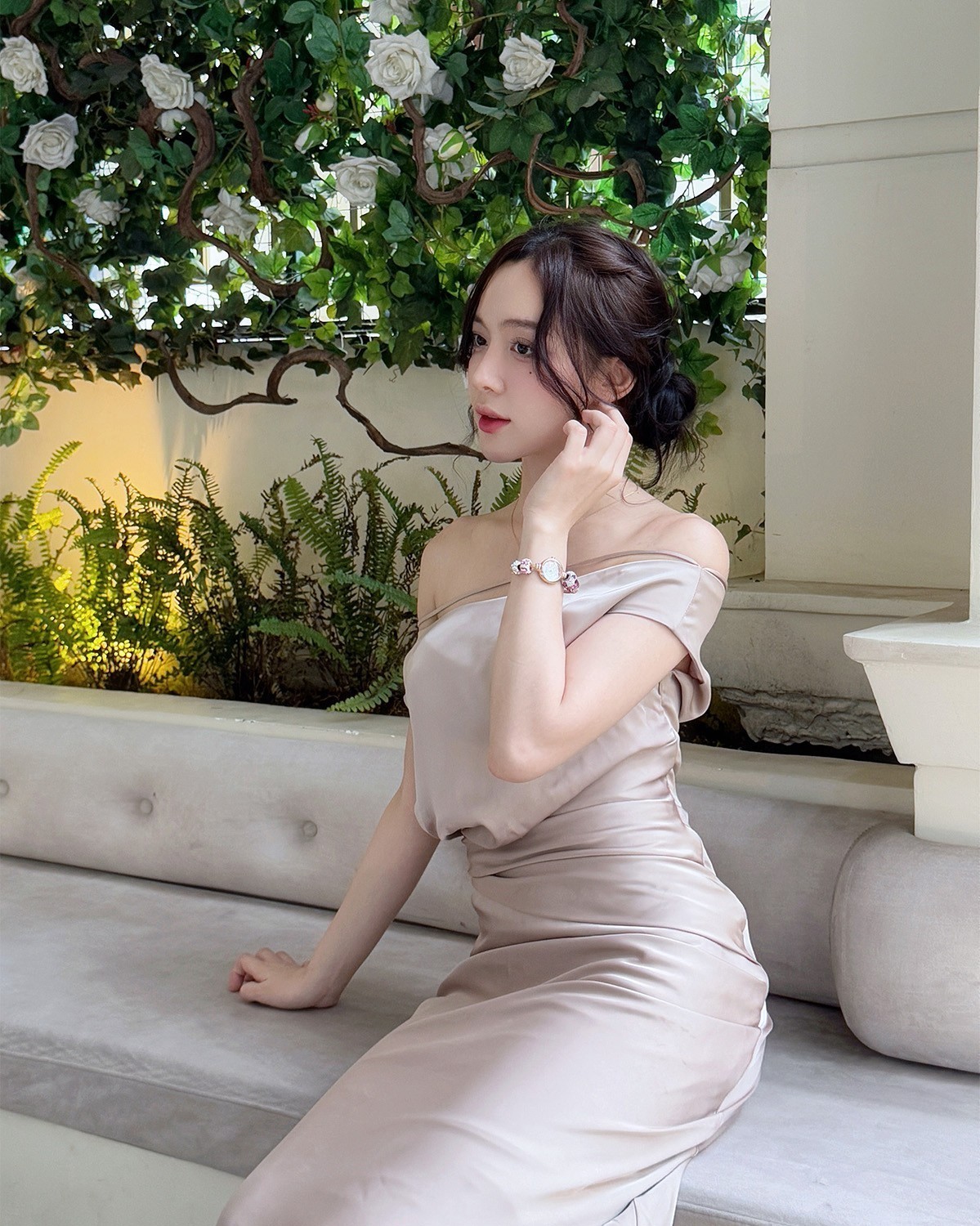Nàng Phi Linh đeo Saga Charm 53229-RGMWRG-7 - ảnh 4