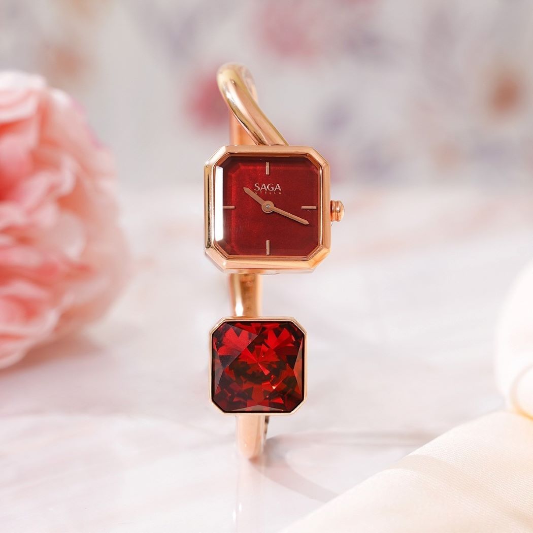 Đồng hồ dây lắc mặt vuông Saga