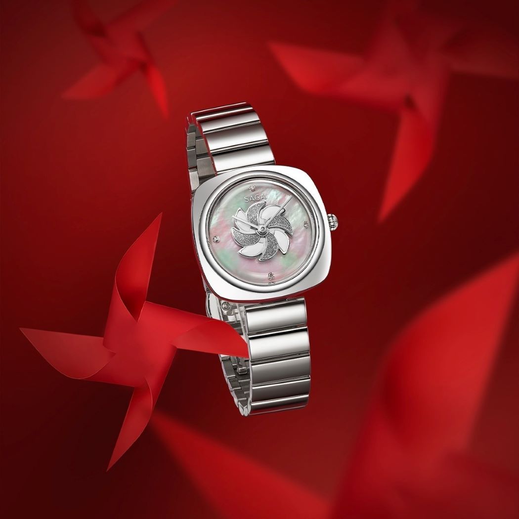 Đồng hồ dáng cushion Saga Come Back in Time