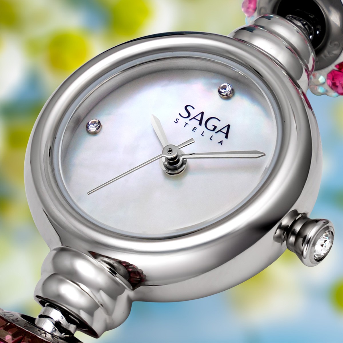 Saga Charm 53229-SVMWSV-7 – Mặt Số 20mm, Đính đá Swarovski, xà cừ, charm hồng 8 Cận cảnh mặt số Saga 53229-SVMWSV-7