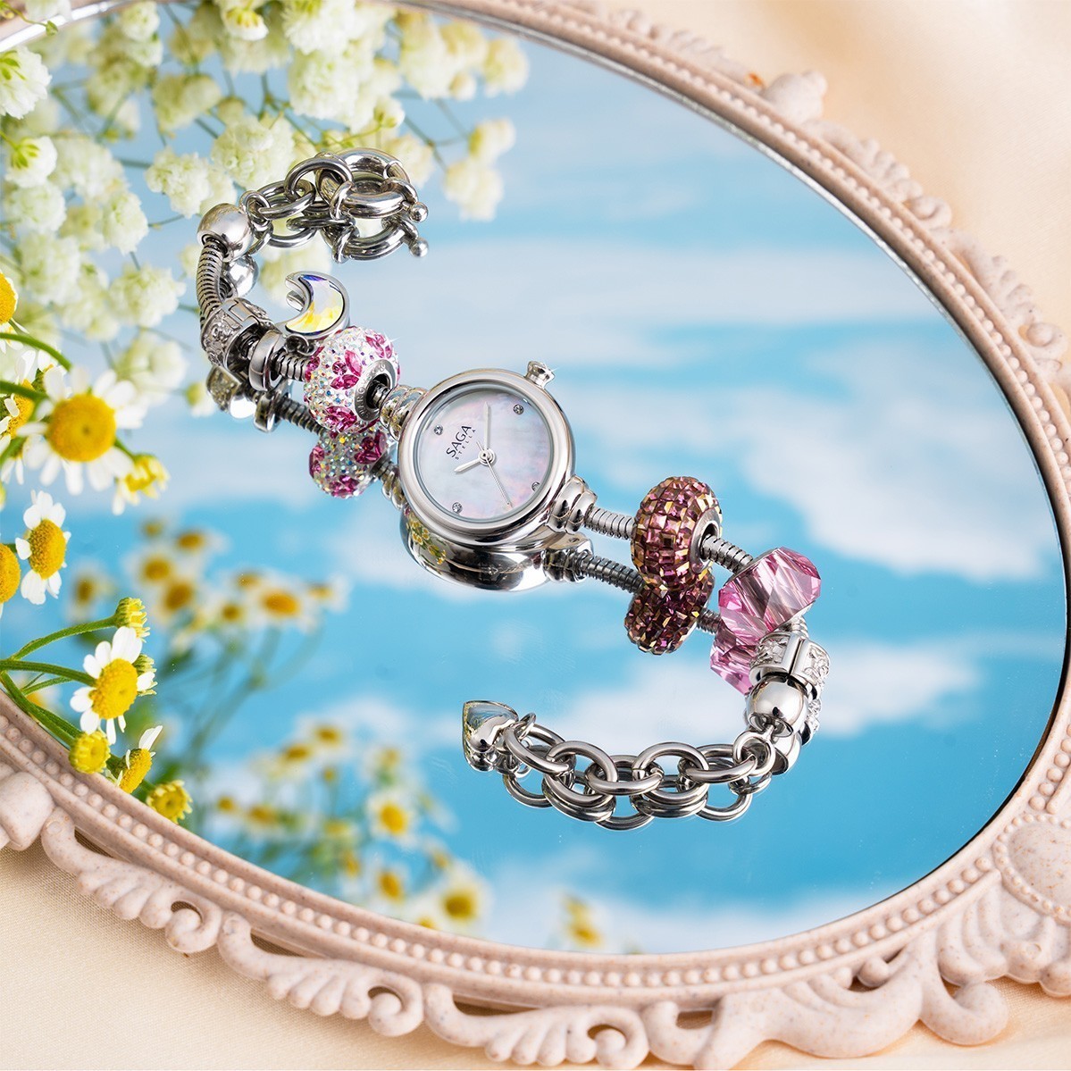 Saga Charm 53229-SVMWSV-7 – Mặt Số 20mm, Đính đá Swarovski, xà cừ, charm hồng 10 Thiết kế dây lắc Saga 53229-SVMWSV-7