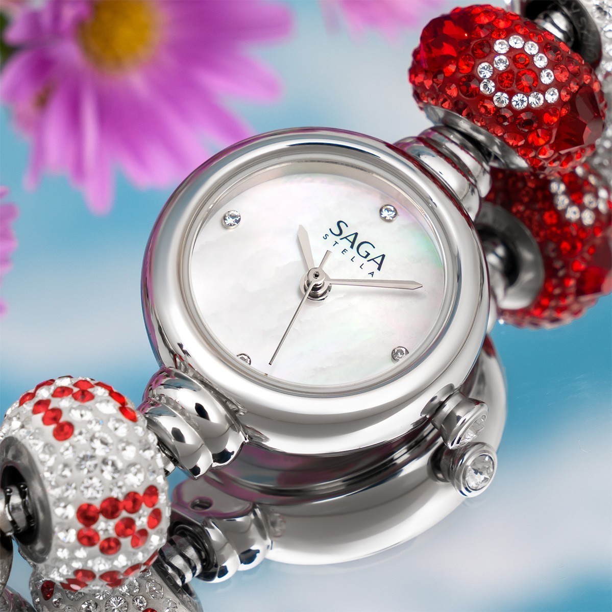 Saga Charm 53229-SVMWSV-9 – Mặt Số 20mm, Đính đá Swarovski, xà cừ, charm đỏ 5 Cận cảnh mặt số Saga 53229-SVMWSV-9