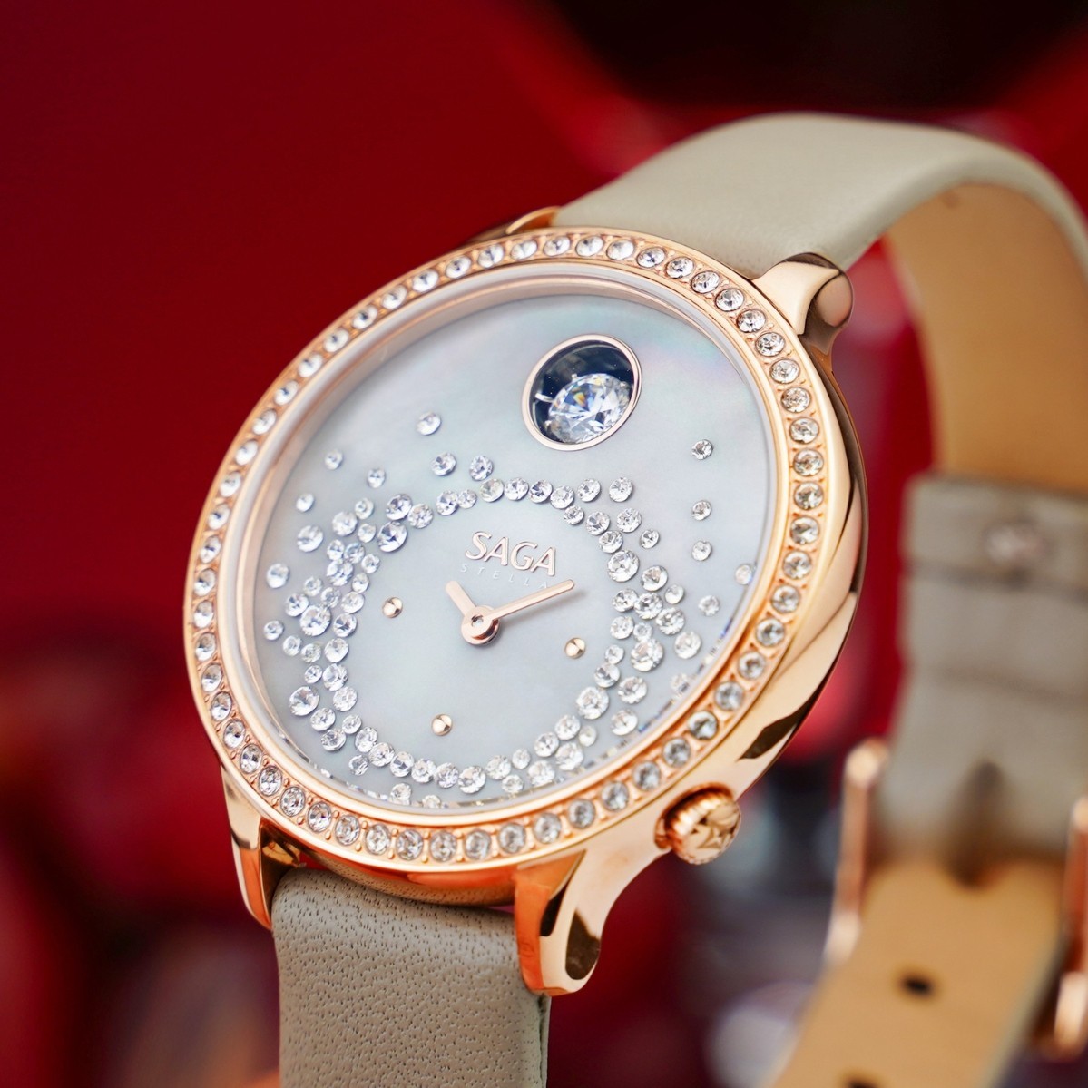 Saga Dancing Heart 53766-GPZMGGE-2 – Mặt số 34mm, đính đá, dây da xám, mạ PVD vàng hồng 7 Cận cảnh mặt số Saga 53766-GPZMGGE-2
