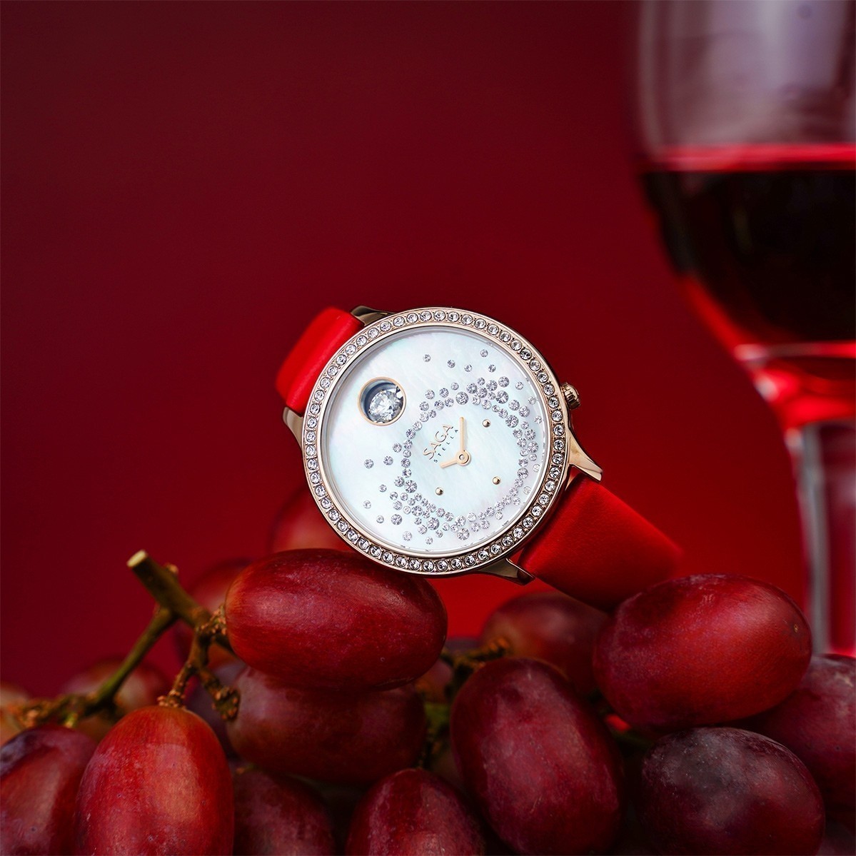 Saga Dancing Heart 53766-RGMWRD-2 – Mặt số 34mm, đính đá, dây da đỏ, mạ vàng hồng 8 Đồng hồ Saga 53766-RGMWRD-2 đính đá Swarovski chính hãng