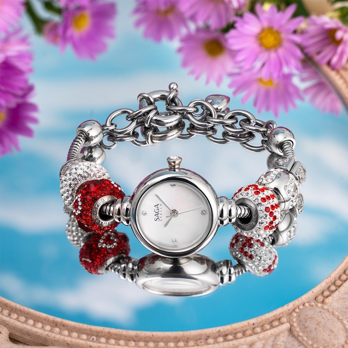 Saga Charm 53229-SVMWSV-9 – Mặt Số 20mm, Đính đá Swarovski, xà cừ, charm đỏ 6 Thiết kế dây lắc Saga 53229-SVMWSV-9