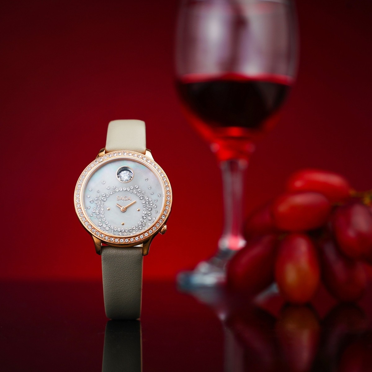 Saga Dancing Heart 53766-GPZMGGE-2 – Mặt số 34mm, đính đá, dây da xám, mạ PVD vàng hồng 8 Đồng hồ đính đá Swarovski Saga 53766-GPZMGGE-2