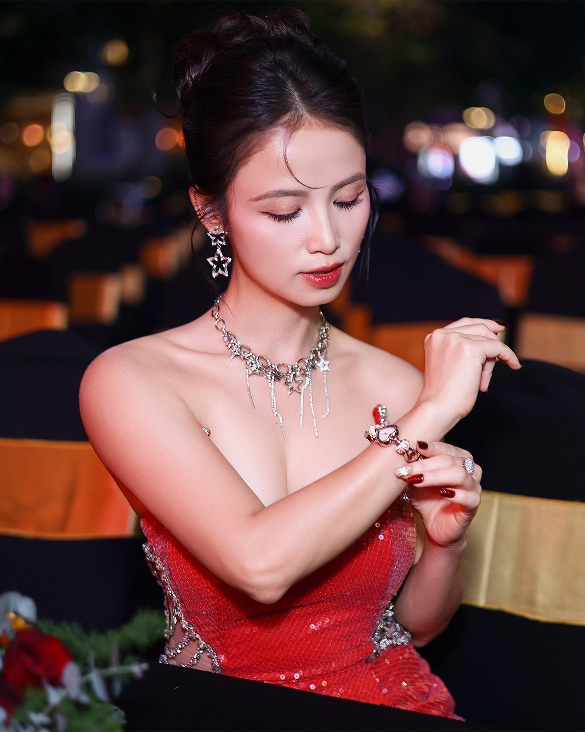 Saga Charm 71825-RGMWRG-5 trên tay MC Thanh Giang - ảnh 3