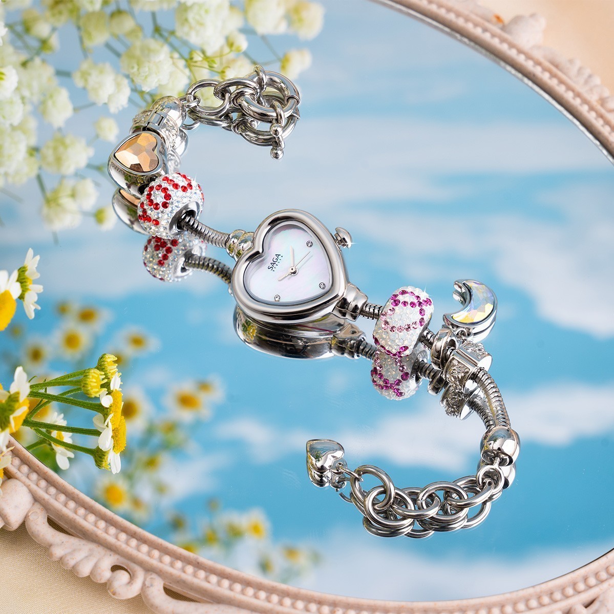 Saga Charm 71825-SVMWSV-12 – Mặt số trái tim, đính đá, charm đỏ, hồng 8 Thiết kế dây lắc hai trong một Saga 71825-SVMWSV-12