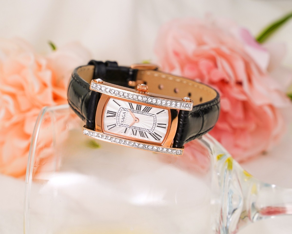 Saga Stella Rectangle 71836-RGSVBK-2 – Nữ – Kính Cứng – Quartz (Pin) – Mặt Số 20x37mm, Đính Đá, Chống Nước 3ATM 6 Nghệ thuật Guilloche mô phỏng vân vỏ sò trên mặt số Saga 71836-RGSVBK-2