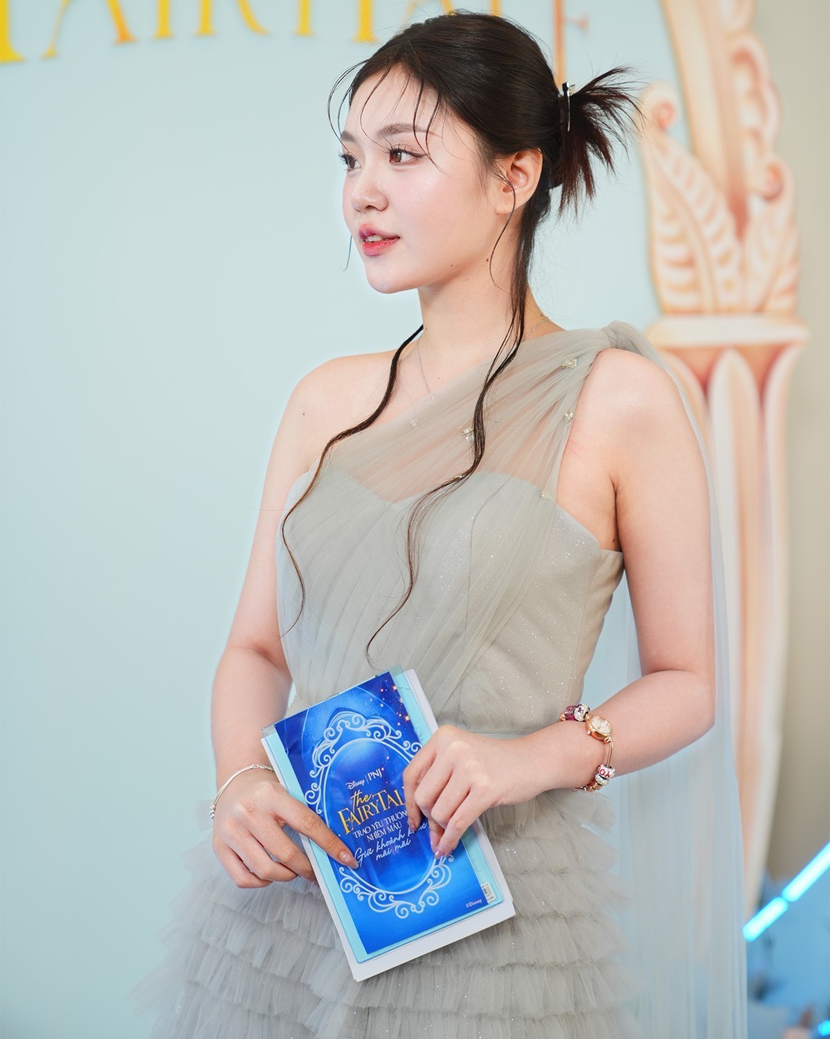 Nàng Khánh Như đeo Saga Charm 53229-RGMWRG-7 - ảnh 4