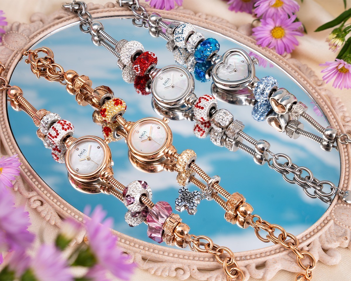 Saga Charm 53229-SVMWSV-9 – Mặt Số 20mm, Đính đá Swarovski, xà cừ, charm đỏ 7 Các sản phẩm trong BST Saga Charm