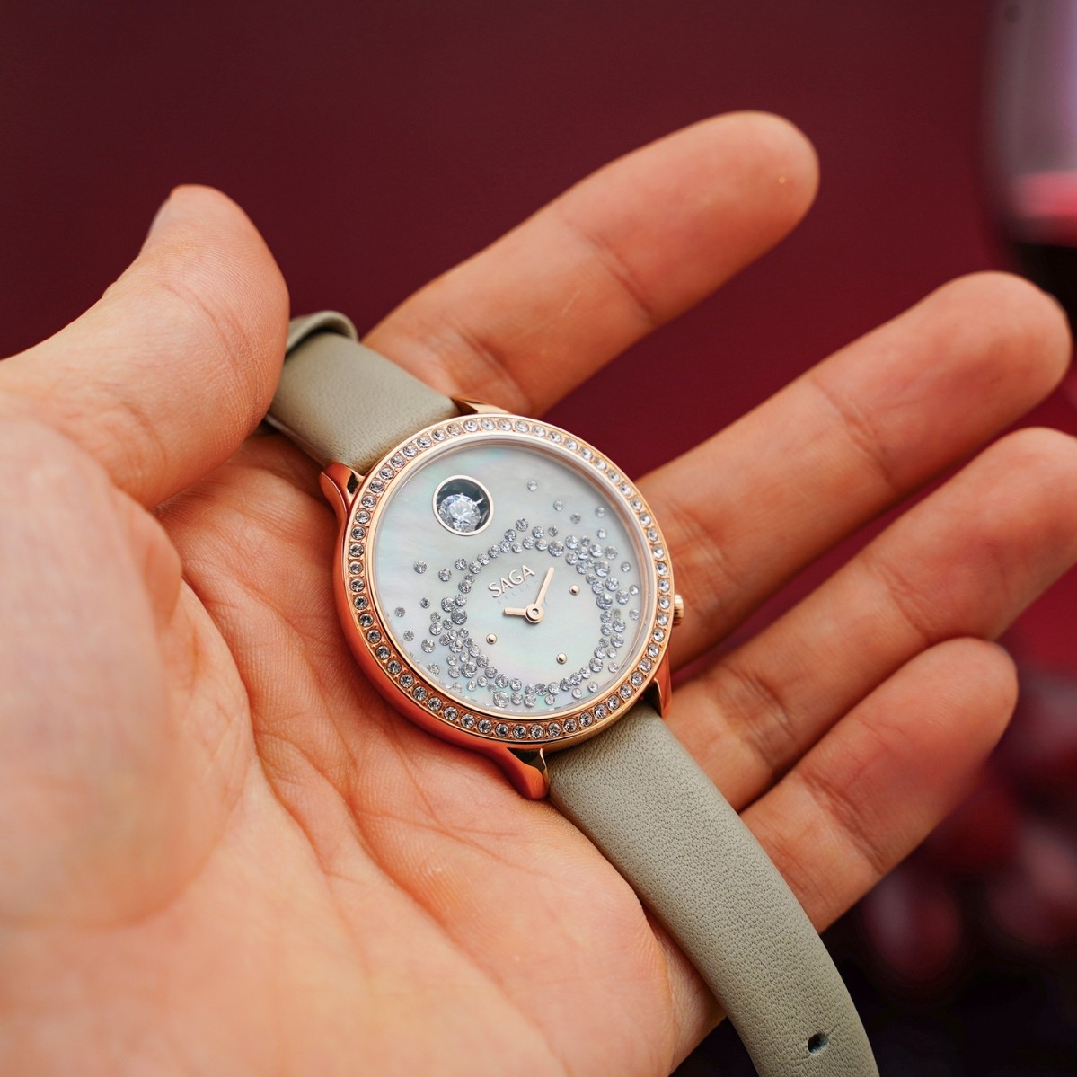 Saga Dancing Heart 53766-GPZMGGE-2 – Mặt số 34mm, đính đá, dây da xám, mạ PVD vàng hồng 9 Dây da xám thanh lịch của Saga 53766-GPZMGGE-2