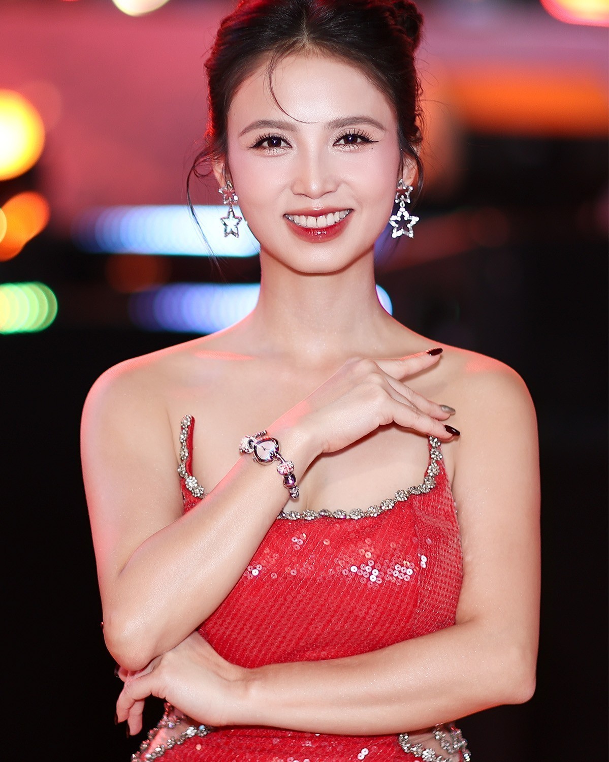 Saga Charm 71825-RGMWRG-5 trên tay MC Thanh Giang - ảnh 4