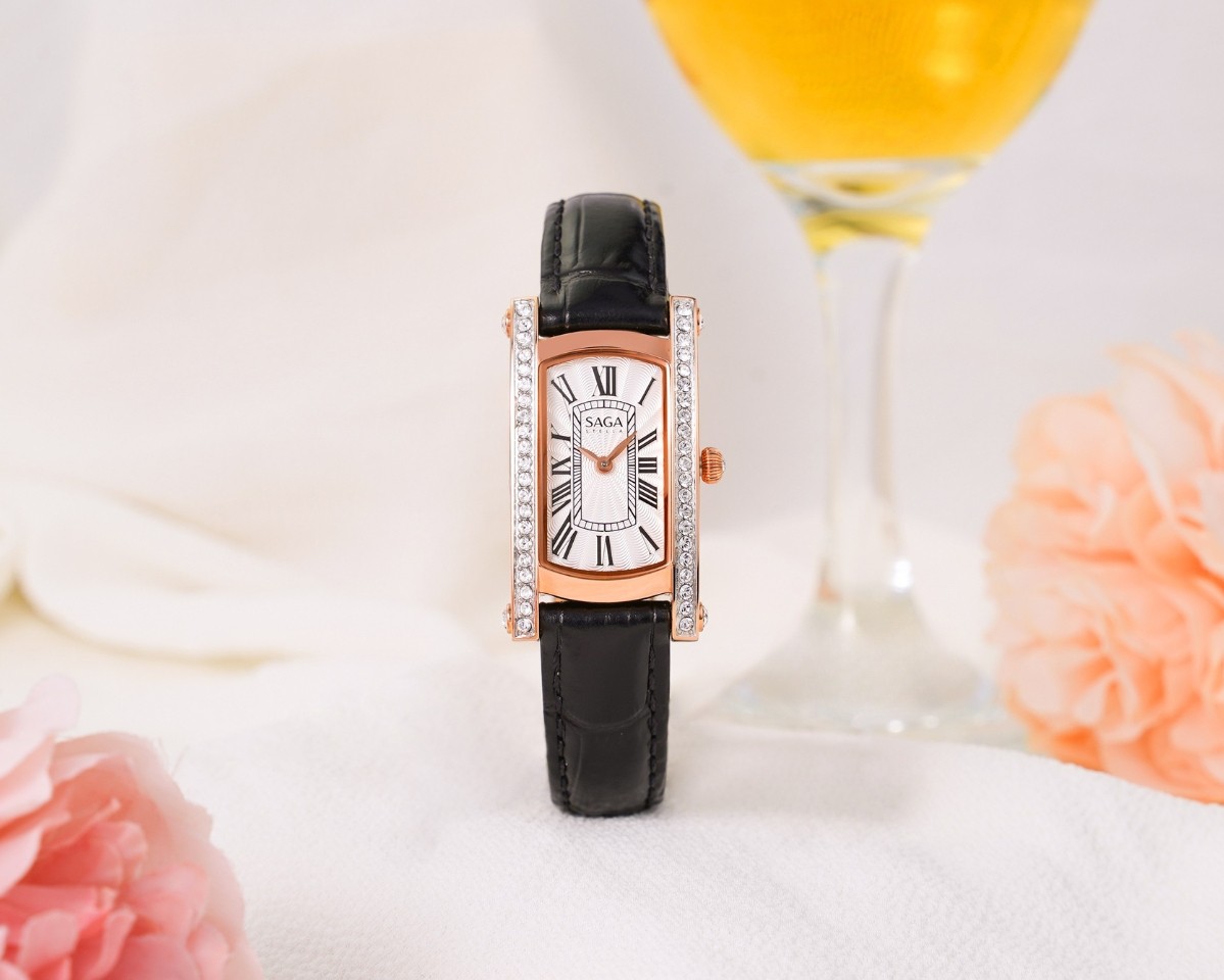 Saga Stella Rectangle 71836-RGSVBK-2 – Nữ – Kính Cứng – Quartz (Pin) – Mặt Số 20x37mm, Đính Đá, Chống Nước 3ATM 7 Đồng hồ mạ vàng PVD đính đá Swarovski Saga 71836-RGSVBK-2