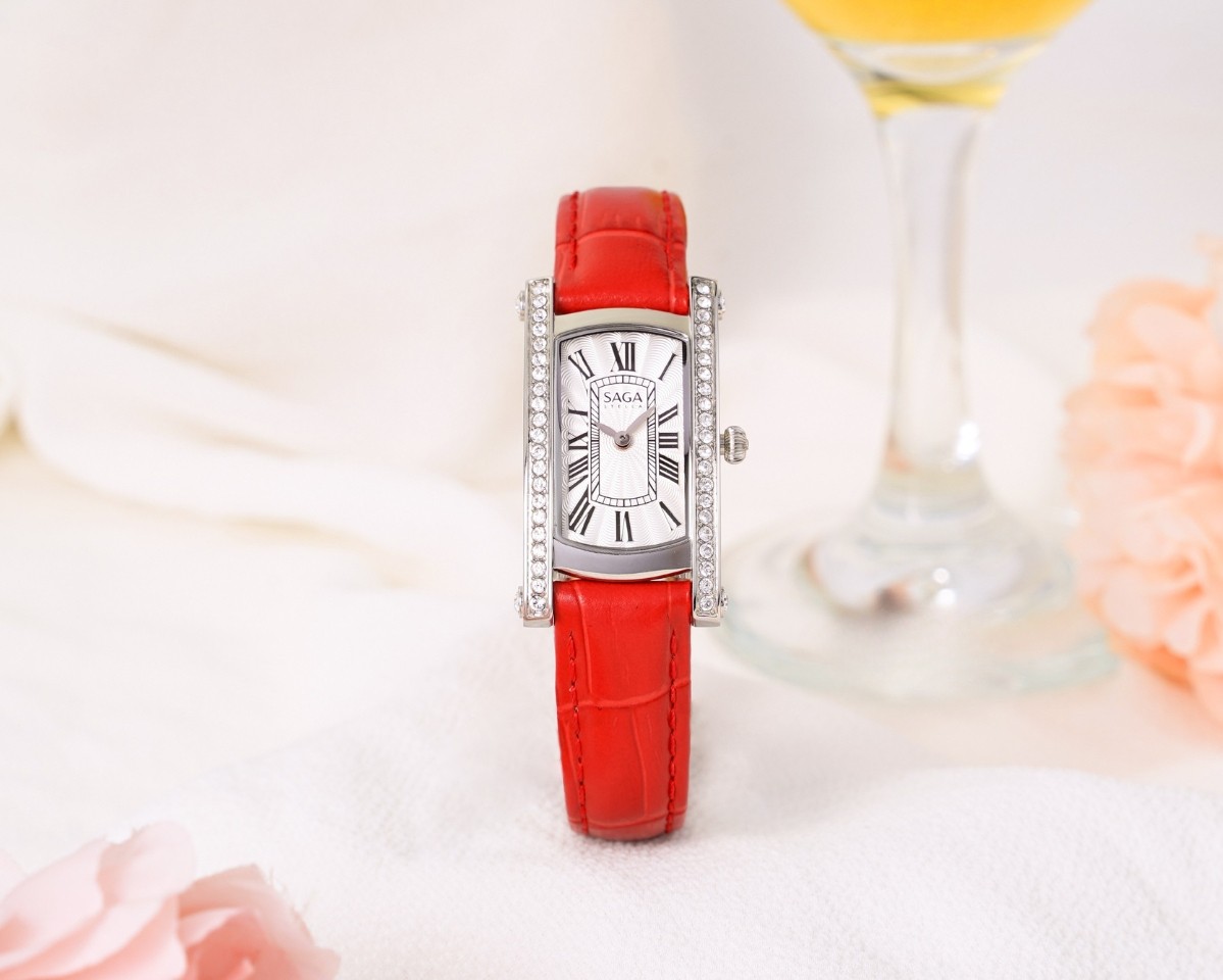 Saga Stella Rectangle 71836-SVSVRD-2 – Nữ – Quartz (Pin) – Mặt Số 20x37mm, Đá Swarovski, Chống Nước 3ATM 7 Đồng hồ Saga 71836-SVSVRD-2 sử dụng bộ máy Ronda Thụy Sỹ