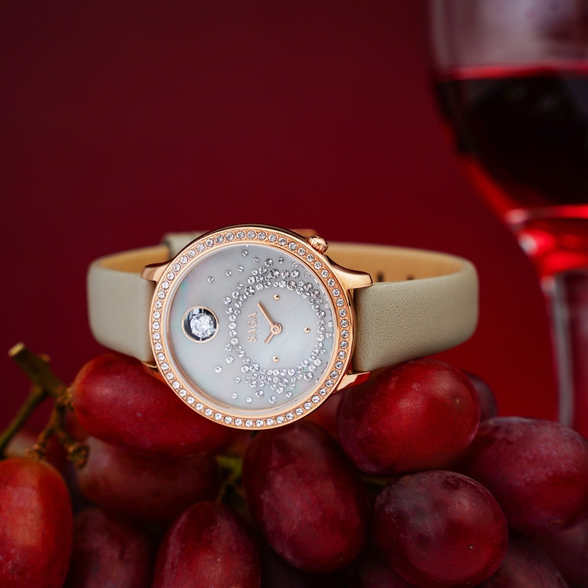 Saga Dancing Heart 53766-GPZMGGE-2 – Mặt số 34mm, đính đá, dây da xám, mạ PVD vàng hồng 10 Đồng hồ Saga 53766-GPZMGGE-2 đính đá, mạ PVD vàng hồng