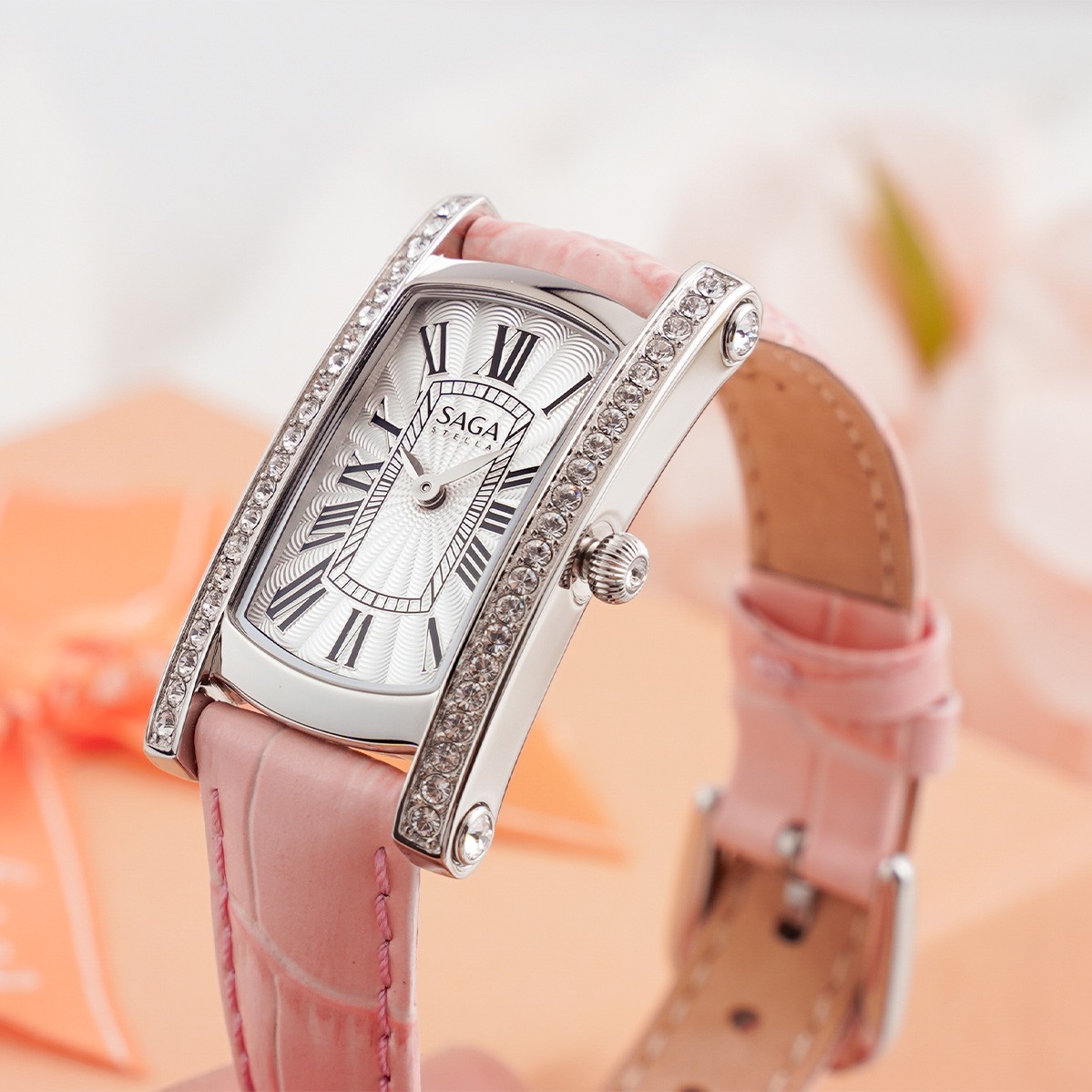 Saga Stella Rectangle 71836-SVSVPK-2 – Nữ – Kính Cứng – Quartz (Pin) – Mặt Số 20x37mm, Đá Swarovski, Chống Nước 3ATM 12 Họa tiết Guilloche trên đồng hồ Saga Stella Rectangle