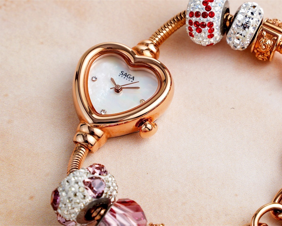 Saga Charm 71825-RGMWRG-5 – Đính đá Swarovski, Mặt số khảm xà cừ, Mạ vàng PVD, Charm tím, đỏ 8 Cận cảnh mặt số trái tim của Saga 71825-RGMWRG-5