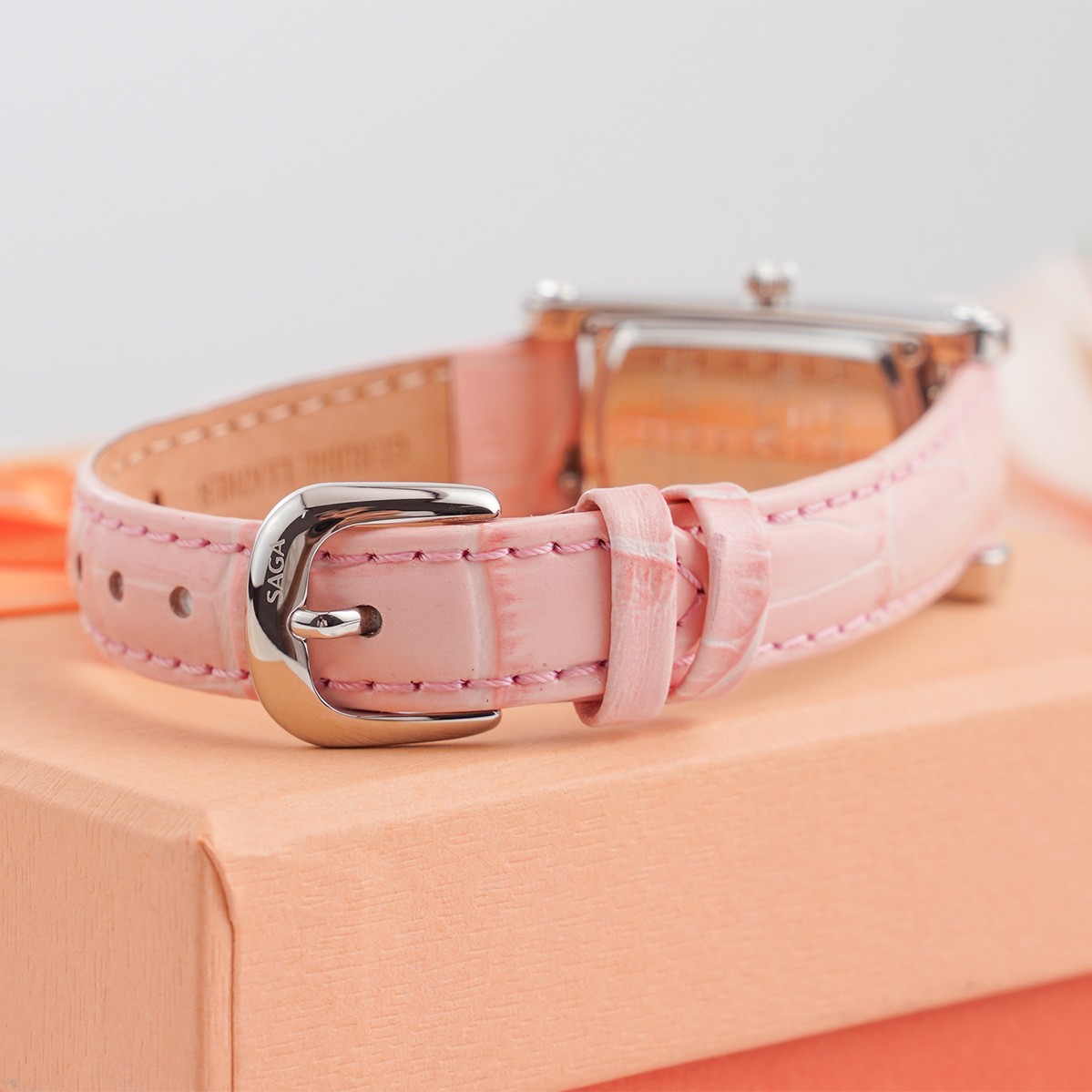 Saga Stella Rectangle 71836-SVSVPK-2 – Nữ – Kính Cứng – Quartz (Pin) – Mặt Số 20x37mm, Đá Swarovski, Chống Nước 3ATM 13 Đồng hồ dây da Saga 71836-SVSVPK-2