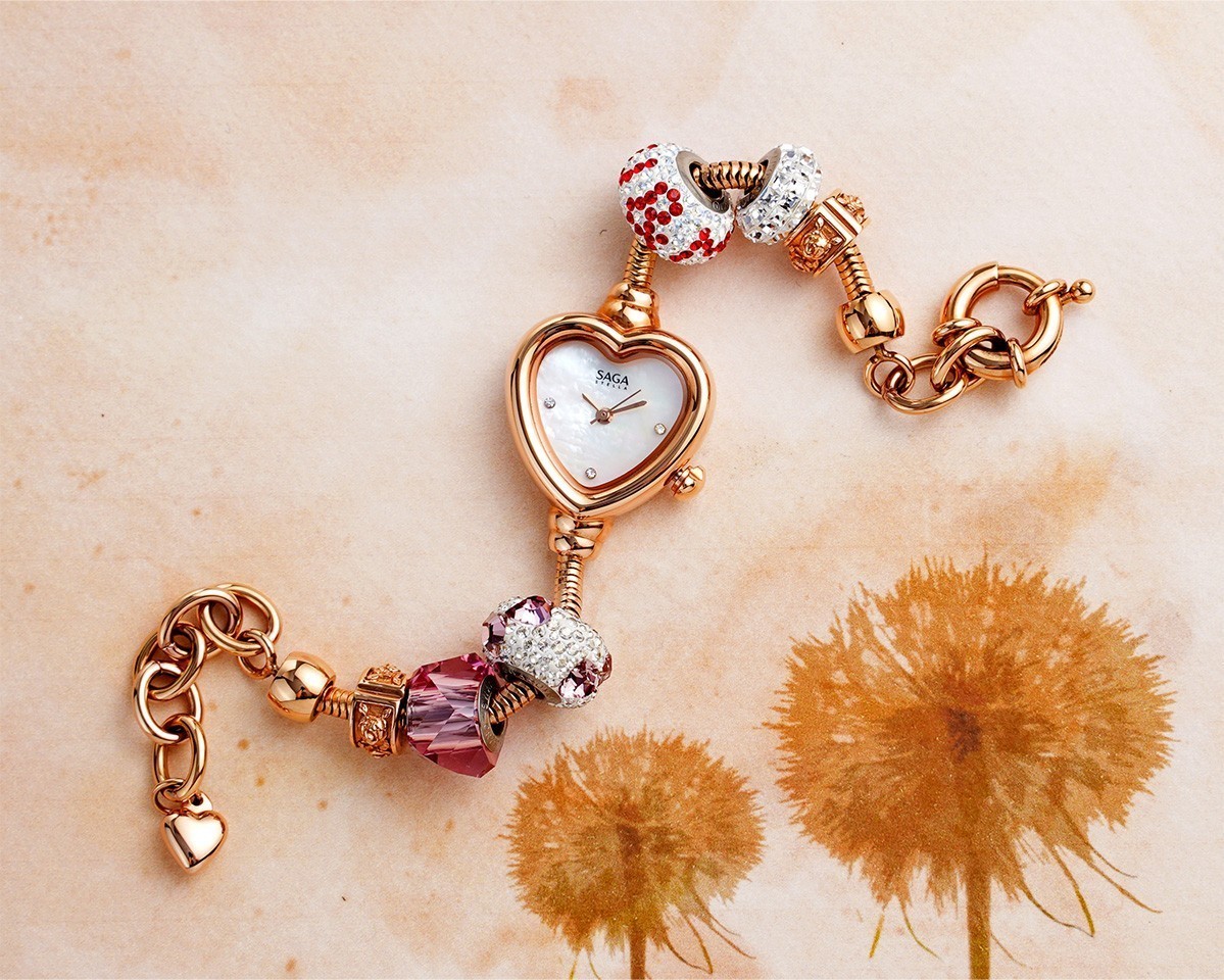 Saga Charm 71825-RGMWRG-5 – Đính đá Swarovski, Mặt số khảm xà cừ, Mạ vàng PVD, Charm tím, đỏ 9 Thiết kế dây lắc đính charm mạ vàng hồng của Saga 71825-RGMWRG-5