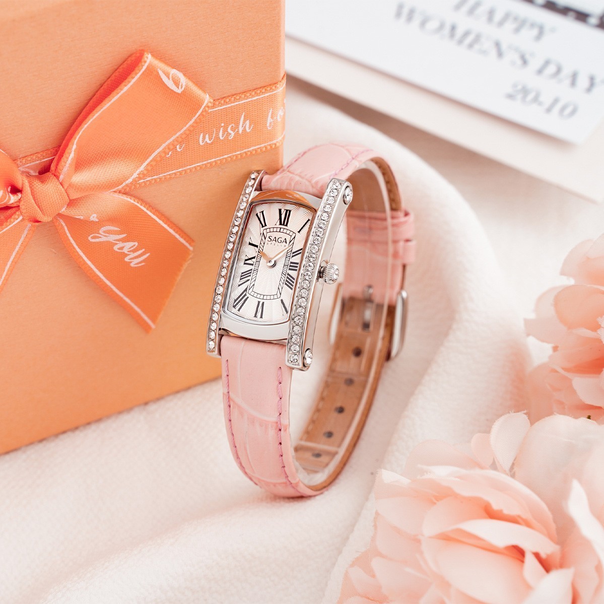 Saga Stella Rectangle 71836-SVSVPK-2 – Nữ – Kính Cứng – Quartz (Pin) – Mặt Số 20x37mm, Đá Swarovski, Chống Nước 3ATM 14 Đồng hồ Saga 71836-SVSVPK-2 trang bị bộ máy Ronda Thụy Sỹ