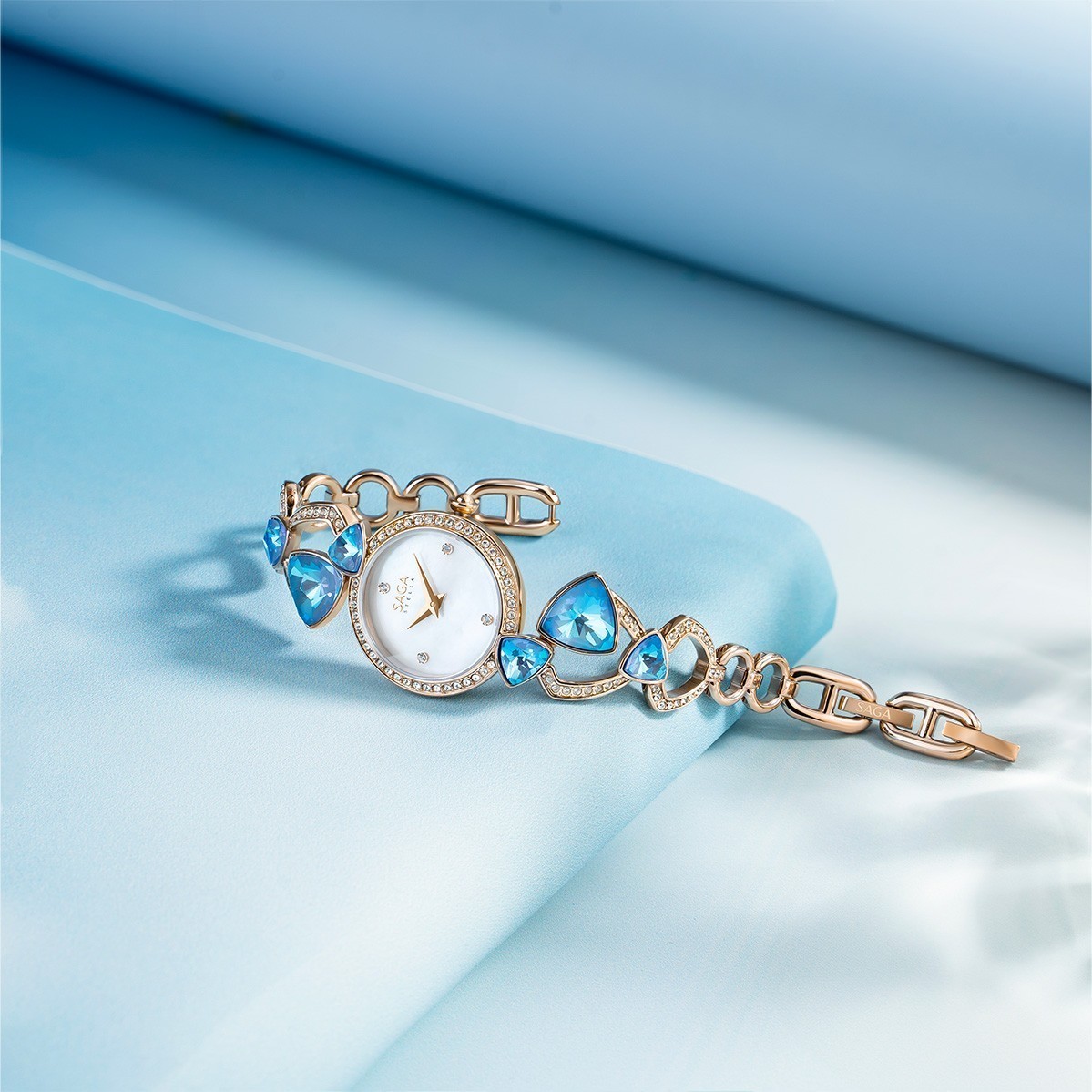 Saga Fly of a Kite 53767-CGMWBL-2 – Nữ – Quartz (Pin) – Mặt số 24mm, Khảm xà cừ, đính đá Swarovski 6 Đồng hồ Saga 53767-CGMWBL-2 khảm xà cừ