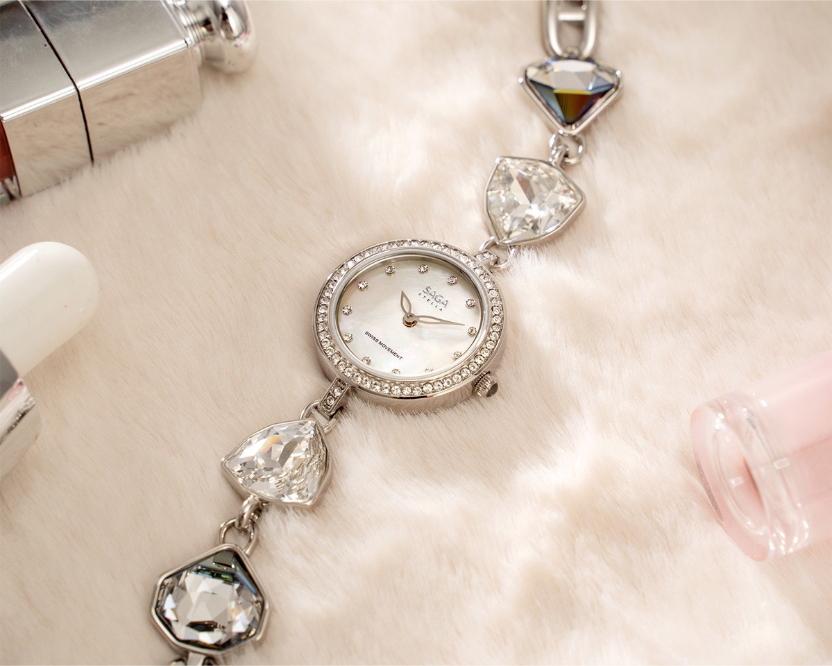 Saga Stella 53442-SVMWSV-2A – Mặt số 24mm, Khảm xà cừ, đính đá Swarovski trắng 6 Cận cảnh mặt số Saga 53442-SVMWSV-2A