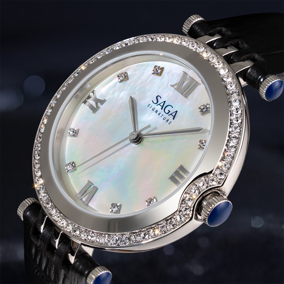 Saga Signature 53458-SVMWBK-2 – Nữ – Mặt Số 36mm, Kính Cứng, Quartz (Pin) 4 Cận cảnh mặt số Saga 53458-SVMWBK-2
