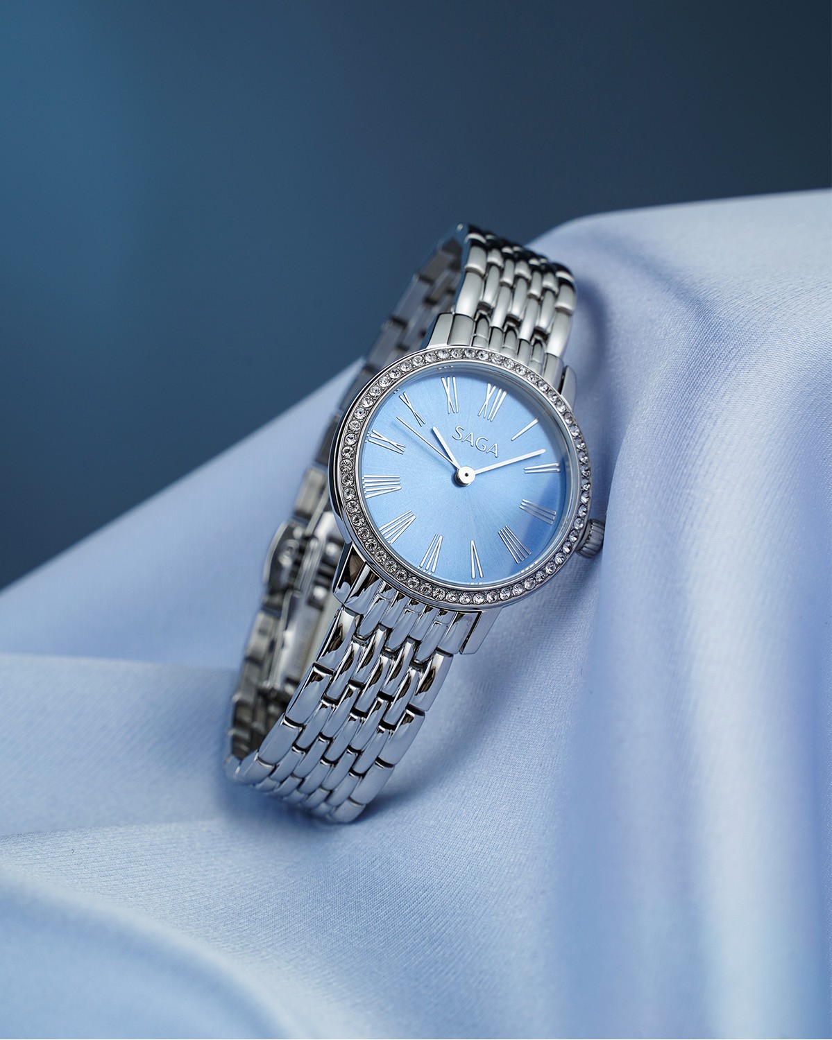Saga Stella Chance 53578-SVBLSV-2 – Nữ – Quartz (Pin) – Mặt Số 30mm, Kính Cứng, Chống Nước 3ATM 8 Đồng hồ Saga Stella Chance 53578-SVBLSV-2 đính đá Swarovksi chính hãng