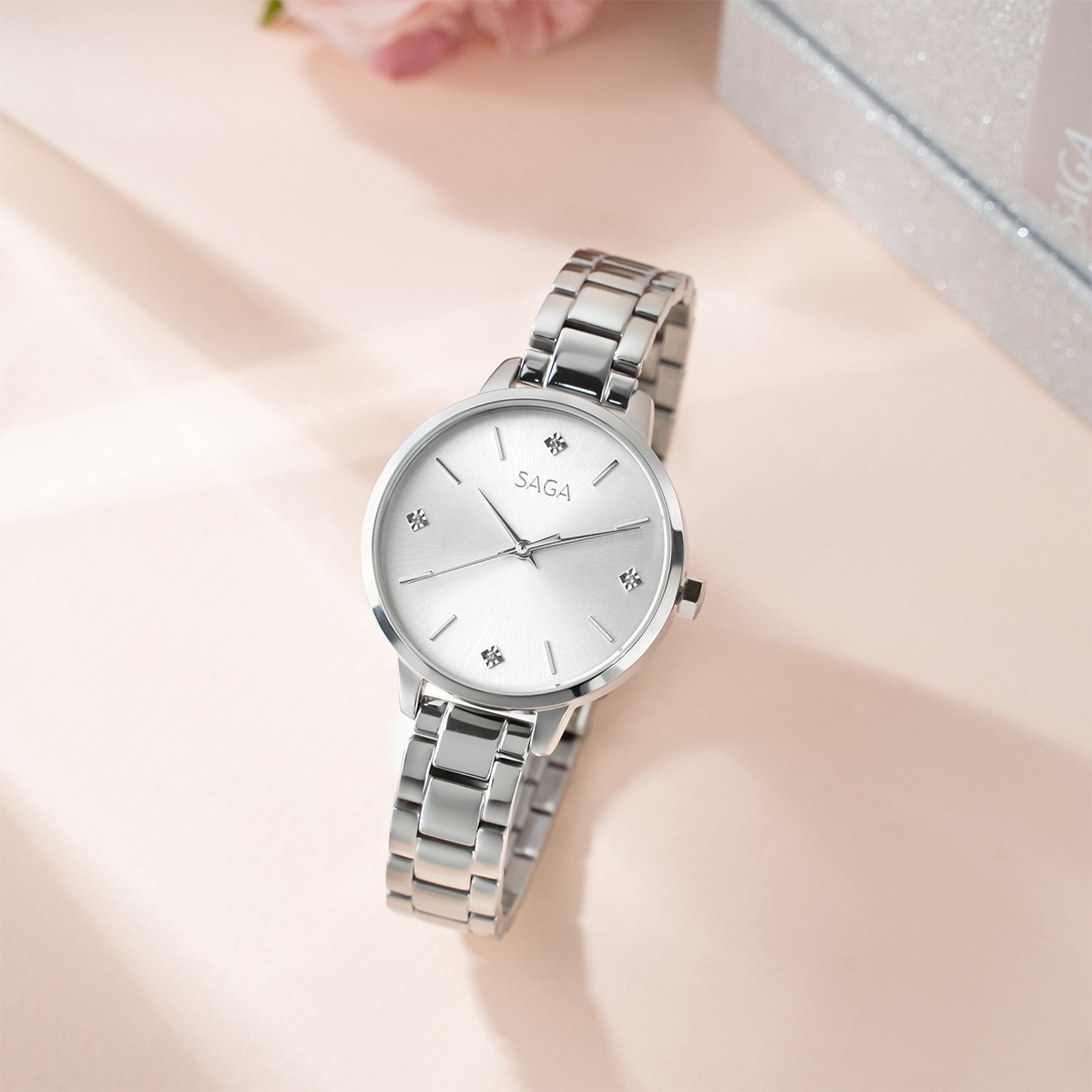 Saga 53643-SVSVSV-2 – Nữ – Kính Cứng – Quartz – Mặt Số 33mm, Đính Đá Swarovski, Chống Nước 3ATM 8 Đồng hồ Saga 53643-SVSVSV-2 dây kim loại
