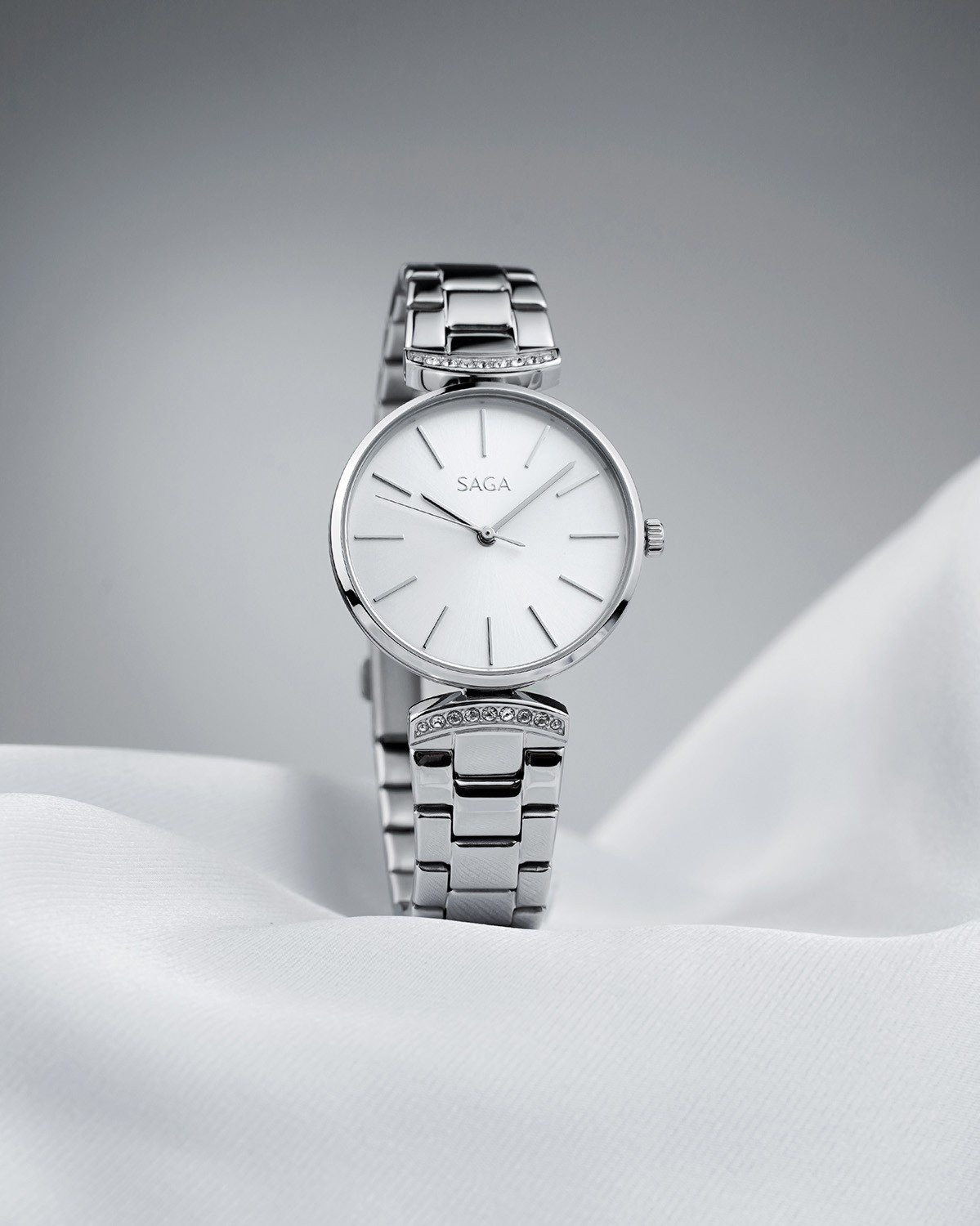 Saga 53895-SVSVSV-2 – Nữ – Quartz (Pin) – Mặt Số 32mm, Kính Cứng, Chống Nước 3ATM 6 Đồng hồ Saga 53895-SVSVSV-2 mặt số chải tia Sunray