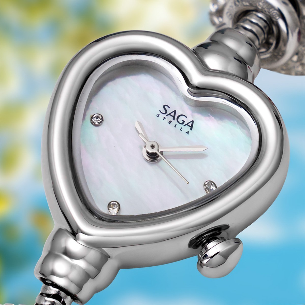 Saga Charm 71825-SVMWSV-13 – Mặt số trái tim xà cừ 24mm – Charm tím, hồng, xanh dương 6 Cận cảnh mặt số Saga 71825-SVMWSV-13