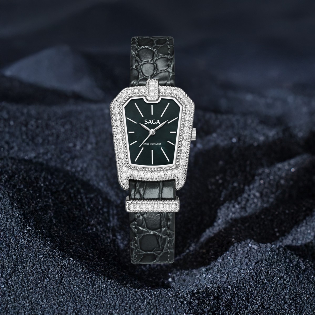 Saga Downtown Night 71956-SVMWGE-2 – Mặt số 26x35mm, Khảm xà cừ, Đá Zirconia 2 Đồng hồ Saga 71956-SVMWGE-2 đính đá